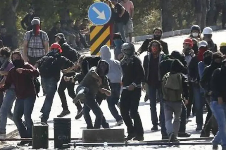 
	Manifestantes enfrentam pol&iacute;cia: for&ccedil;as de seguran&ccedil;a j&aacute; prenderam 1.024 pessoas
 (Adem Altan/AFP)