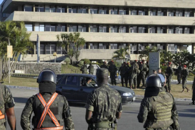 Policiais militares em greve que ocupavam a Assembleia Legislativa da Bahia desde o dia 31 de janeiro deixam o prédio e são revistados pelo Exército (Marcello Casal Jr/ABr)