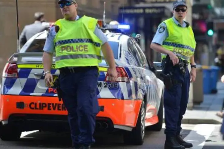 Polícia australiana cerca a rua do café onde os reféns se encontram retidos (Peter Parks/AFP)