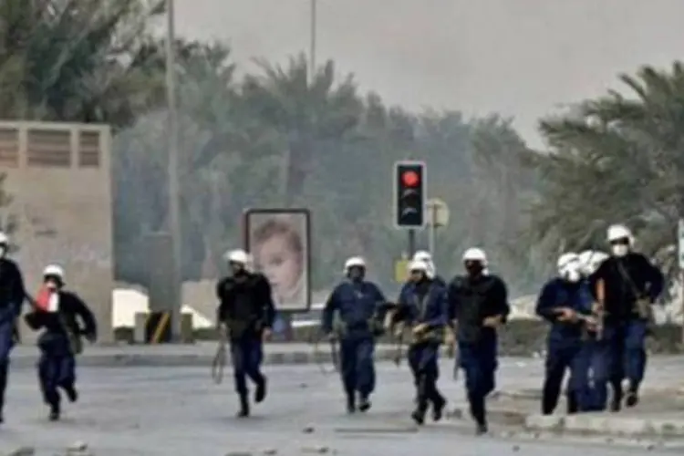 Tropa de choque da polícia bareinita chega à Praça da Pérola, em Manama (AFP)