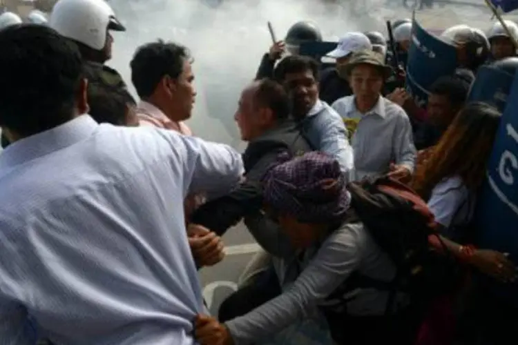 Polícia dispersa manifestantes durante um protesto em Phnom Penh, Camboja: vários manifestantes e jornalistas foram atacados (Tang Chin Sothy/AFP)