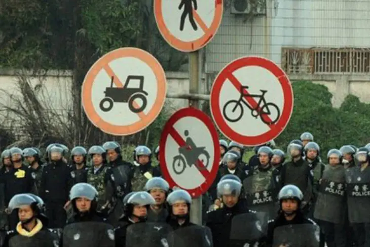 A polícia chinesa dispersou com gás lacrimogêneo os manifestantes (Mark Ralston/AFP)