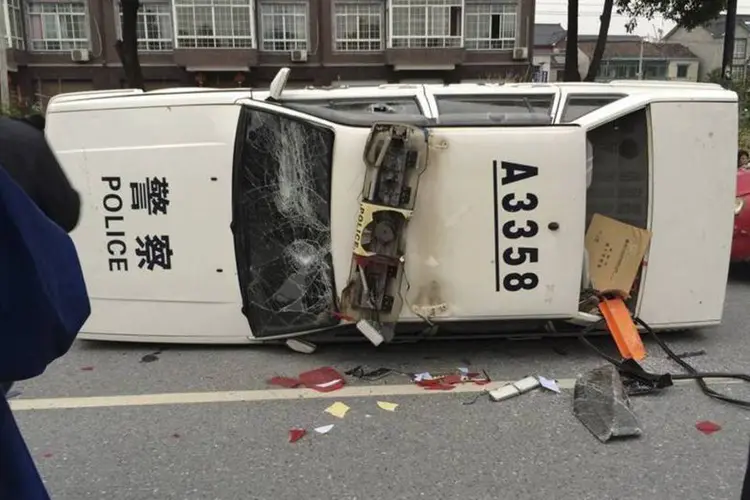 Carro da polícia após protesto na China: alguns dos detidos atacaram policiais e seus veículos (Reuters)