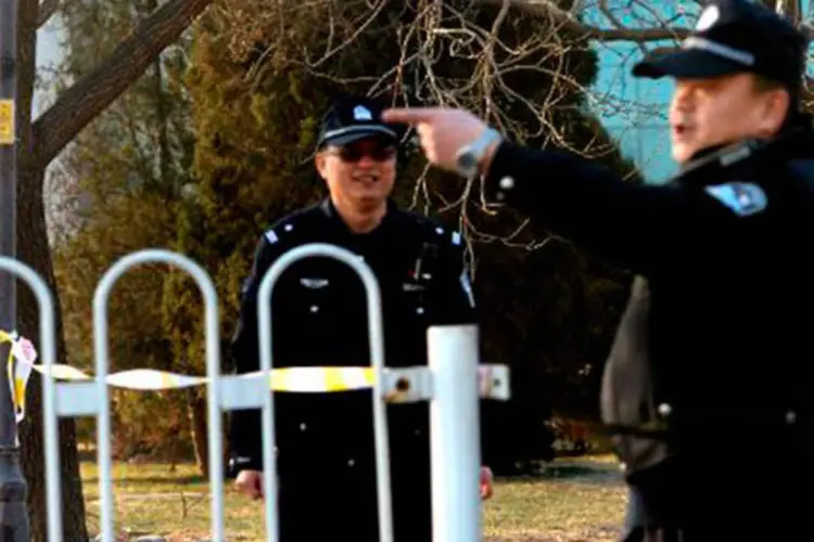 
	Pol&iacute;cia chinesa: um cord&atilde;o policial de agentes uniformizados e &agrave; paisana impedia o acesso ao tribunal e se estendia pelas ruas pr&oacute;ximas
 (Goh Chai Hin/AFP)