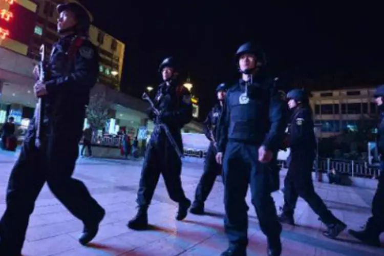 Polícia chinesa patrulha cena do crime na estação de Kunming: segundo agência, oito membros de um "grupo terrorista" apunhalaram pessoas indiscriminadamente na estação (AFP)