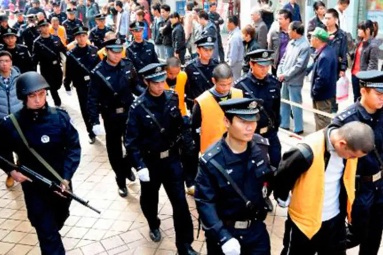 
	Policiais chineses durante opera&ccedil;&atilde;o na cidade de Nanning
 (AFP)