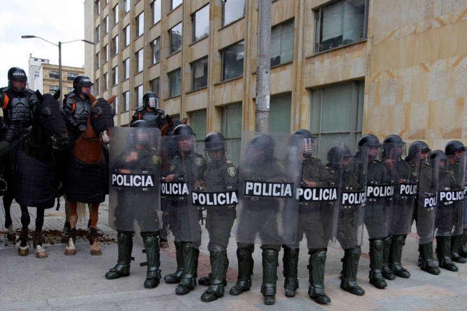 Colômbia autoriza bombardeios contra criminosos