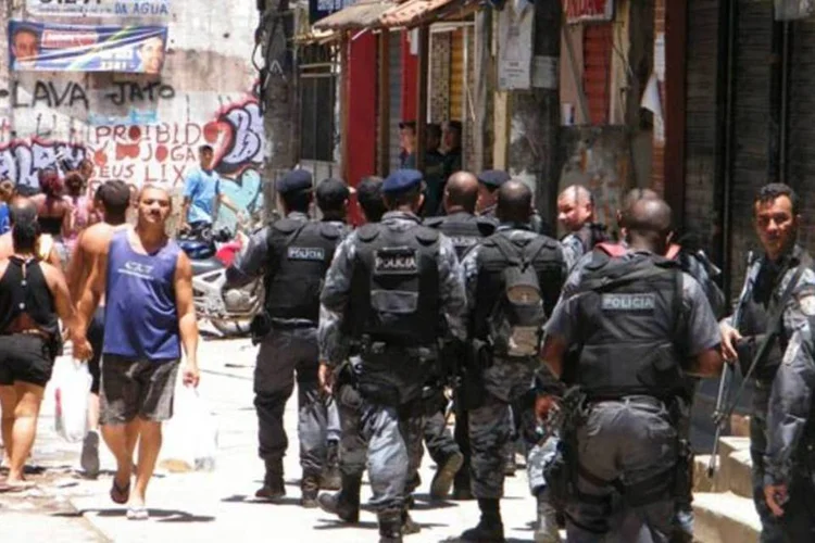Ocupação policial no Complexo do Alemão: comunidade teve primeiro caso de assassinato de agente de segurança em área pacificada (AGÊNCIA BRASIL)
