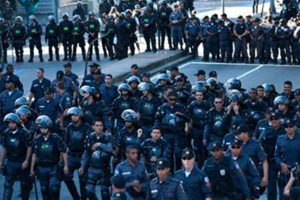 Policiais são detidos por agressão em protestos contra Copa