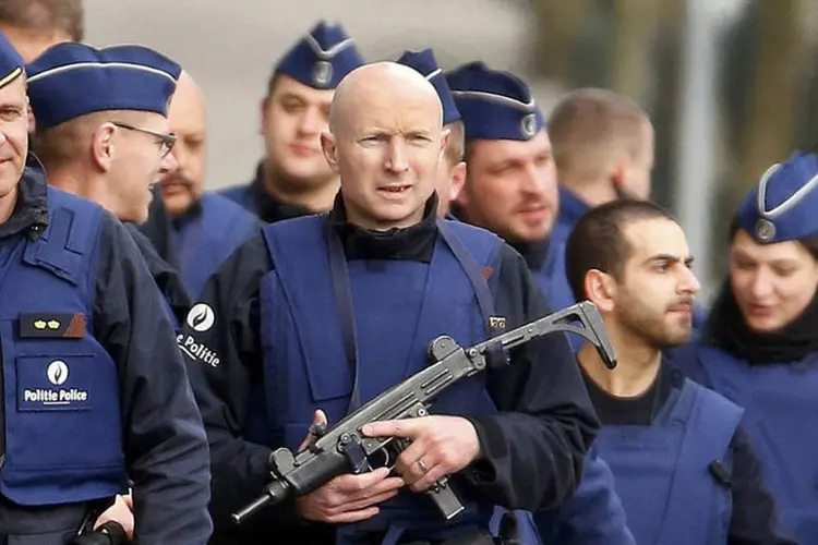 
	Pol&iacute;cia belga: a m&iacute;dia belga relatou que quatro policiais foram feridos na opera&ccedil;&atilde;o
 (Yves Herman / Reuters)