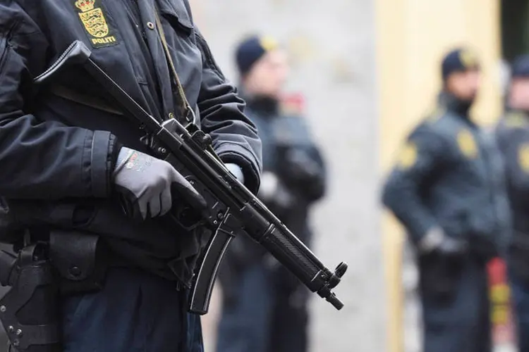 
	Policial em Copenhague: Vilks, prov&aacute;vel alvo de um dos ataques do final de semana em Copenhague, passou a viver em um local n&atilde;o revelado
 (Reuters)
