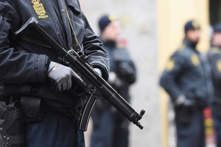
	Policial em Copenhague: Vilks, prov&aacute;vel alvo de um dos ataques do final de semana em Copenhague, passou a viver em um local n&atilde;o revelado
 (Reuters)