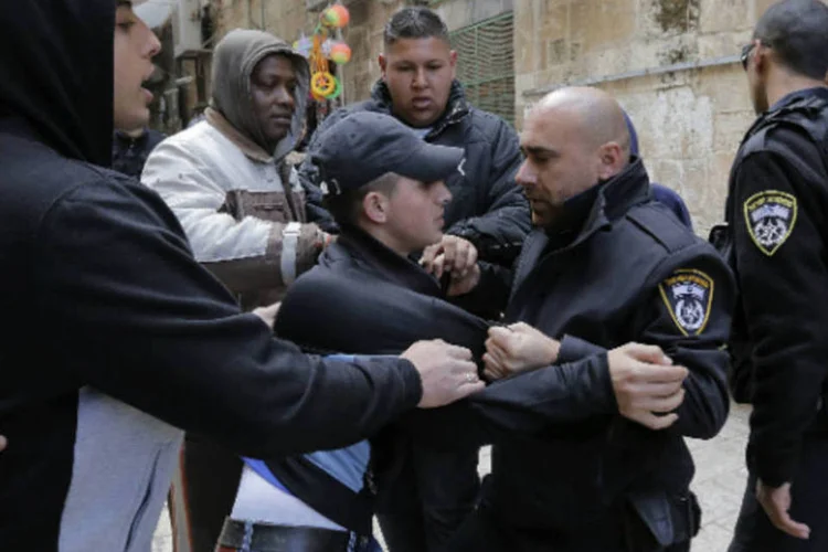 Policial israelense entra em confronto com palestino que tenta entrar no Monte do Templo em Jerusalém: a polícia entrou no complexo e prendeu três pessoas (Ammar Awad/Reuters)