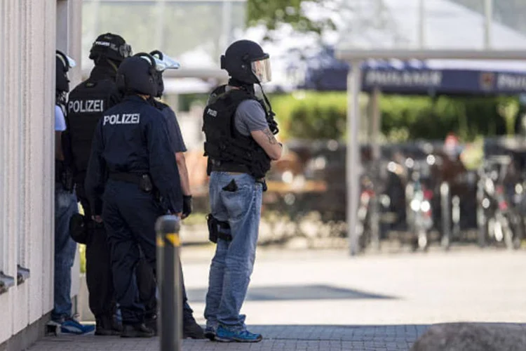
	Alemanha: segundo reportagens publicadas mais cedo pela m&iacute;dia alem&atilde;, um homem armado e com um cintur&atilde;o de muni&ccedil;&otilde;es deixou entre 20 e 50 feridos no cinema
 (Alexander Scheuber / Stringer/Getty Images)