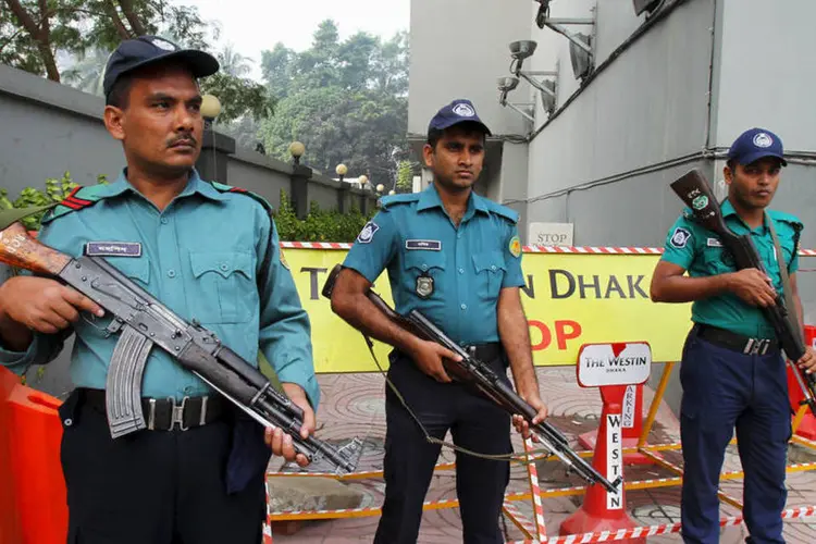 Polícia de Bangladesh: acredita-se que os cinco sejam membros de uma facção do grupo Jamaat-ul-Mujahideen Bangladesh (Ashikur Rahman / Reuters)
