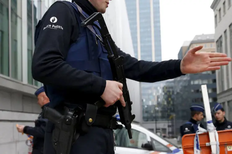 
	Terroristas: a pol&iacute;cia tem uma foto com tr&ecirc;s homens, suspeitos de serem os autores do ataque contra o aeroporto de Bruxelas
 (Francois Lenoir / Reuters)