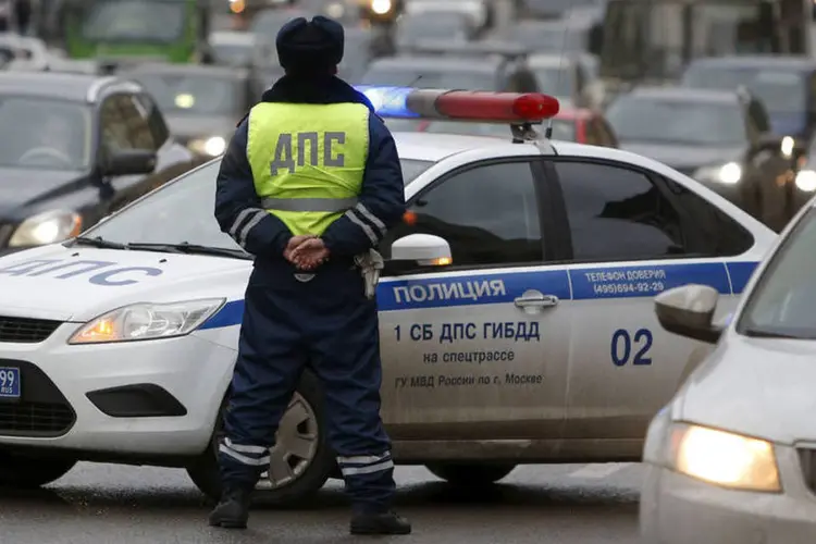 
	Bomba: explos&atilde;o foi provocada por uma &quot;bolsa explosiva caseira&quot; lan&ccedil;ada por desconhecidos que estavam a bordo de um carro
 (Sergei Karpukhin / Reuters)