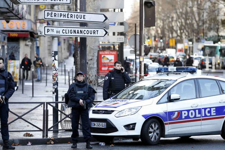 
	Paris: corpo do homem ficou estendido no ch&atilde;o na parte de fora da delegacia da rua do bairro de La Goutte d&#39;Or
 (Charles Platiau / Reuters)