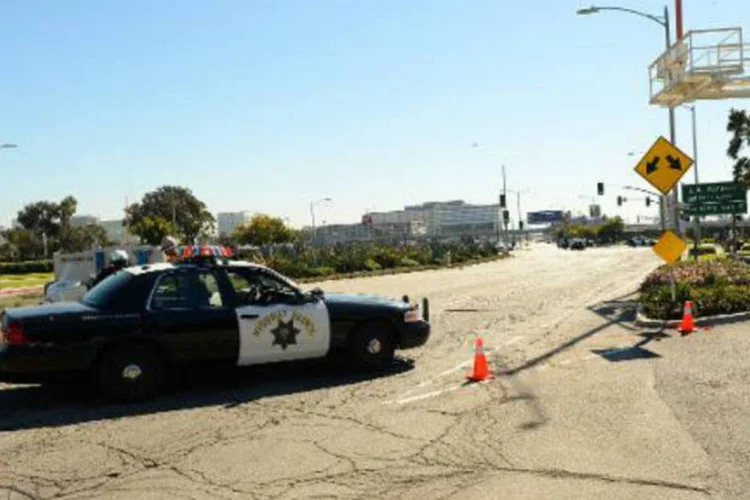 Polícia bloqueia estrada após tiroteio registrado no aeroporto de Los Angeles (Mark Davis/AFP)