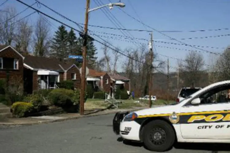 Carro da polícia em rua de Pittsburgh, Pensilvânia (EUA): ao menos quatro dos feridos, de 14 a 17 anos, estavam em estado crítico (Ross Mantle/AFP)