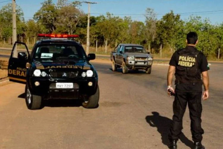 Viatura e policial da PF: os crimes investigados são lavagem de dinheiro, corrupção, prevaricação, peculato, contrabando e descaminho, concussão e abuso de autoridade (Divulgação/Polícia Federal)