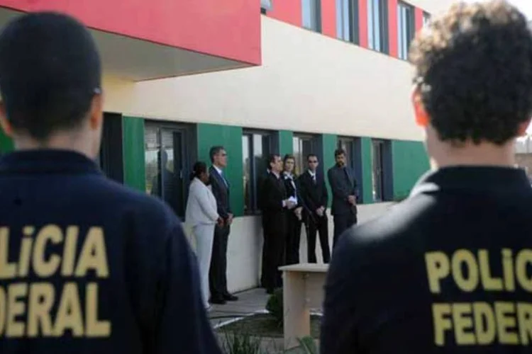 
	Agentes da Pol&iacute;cia Federal: investiga&ccedil;&atilde;o teve in&iacute;cio h&aacute; um ano, a partir da apreens&atilde;o de pedras semipreciosas enviadas ilegalmente ao exterior pelo correio
 (Antônio Cruz/AGÊNCIA BRASIL)