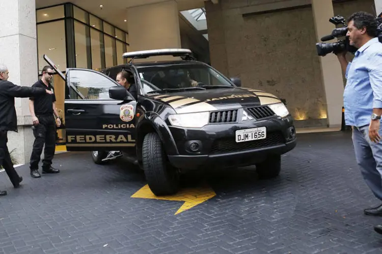 
	Agentes da Pol&iacute;cia Federal durante a s&eacute;tima fase da Opera&ccedil;&atilde;o Lava Jato, em S&atilde;o Paulo em frente ao pr&eacute;dio da Camargo Correa
 (Nacho Doce/Reuters)