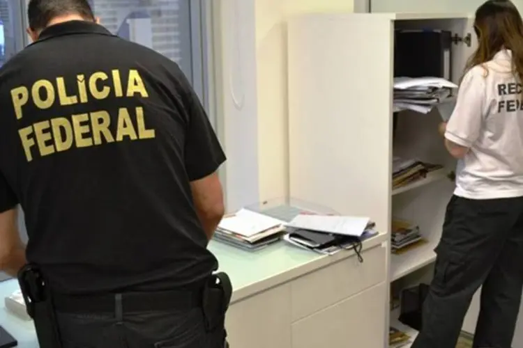 
	Policiais Federais em a&ccedil;&atilde;o na Opera&ccedil;&atilde;o Lava Jato, que investiga lavagem de dinheiro na Petrobras
 (Divulgação/ Polícia Federal/Divulgação)