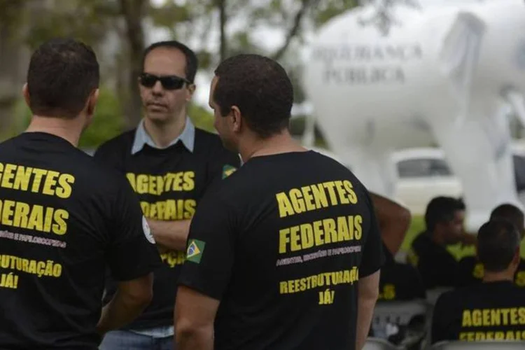 
	Policiais federais suspenderam as atividades temporariamente, em alguns casos por algumas horas, para realizar manifesta&ccedil;&otilde;es nos pr&oacute;prios locais de trabalho
 (Marcelo Camargo/Agência Brasil)