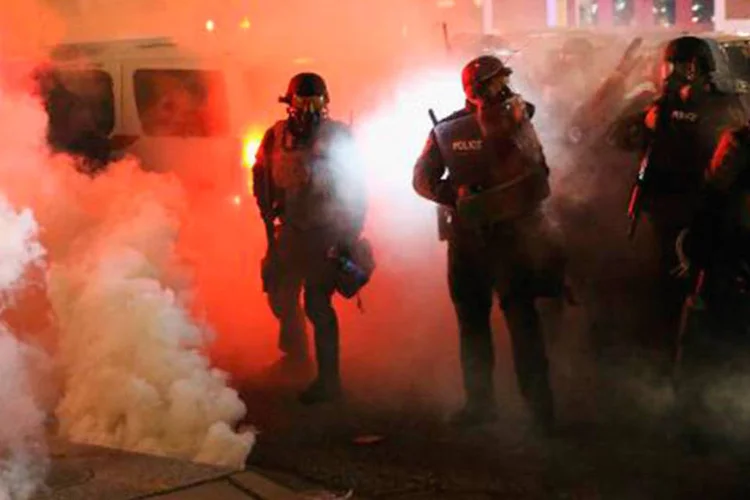 Policias de Ferguson durante os protestos após o anúncio do júri no caso Michael Brown em 24 de novembro
 (Scott Olson/AFP)