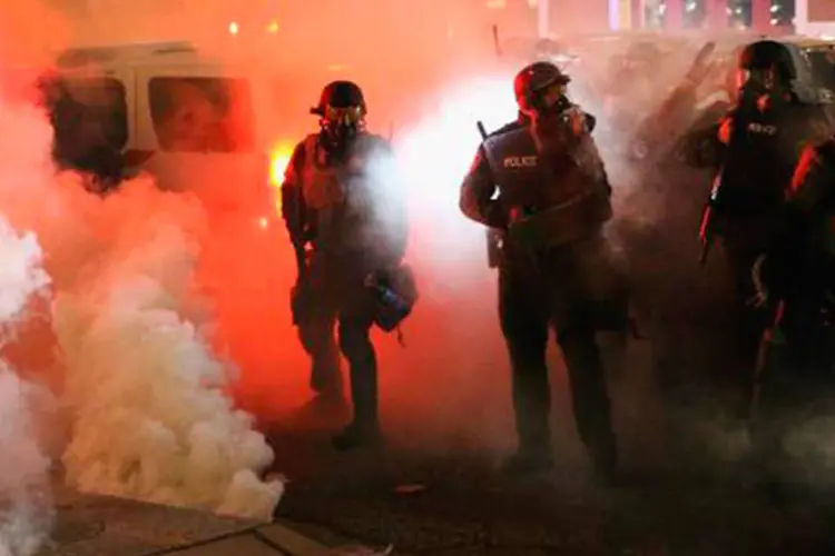 
	Policias de Ferguson durante os protestos ap&oacute;s o an&uacute;ncio do j&uacute;ri no caso Michael Brown: em 88% dos casos de uso da for&ccedil;a policial os suspeitos eram afro-americanos
 (Scott Olson/AFP)