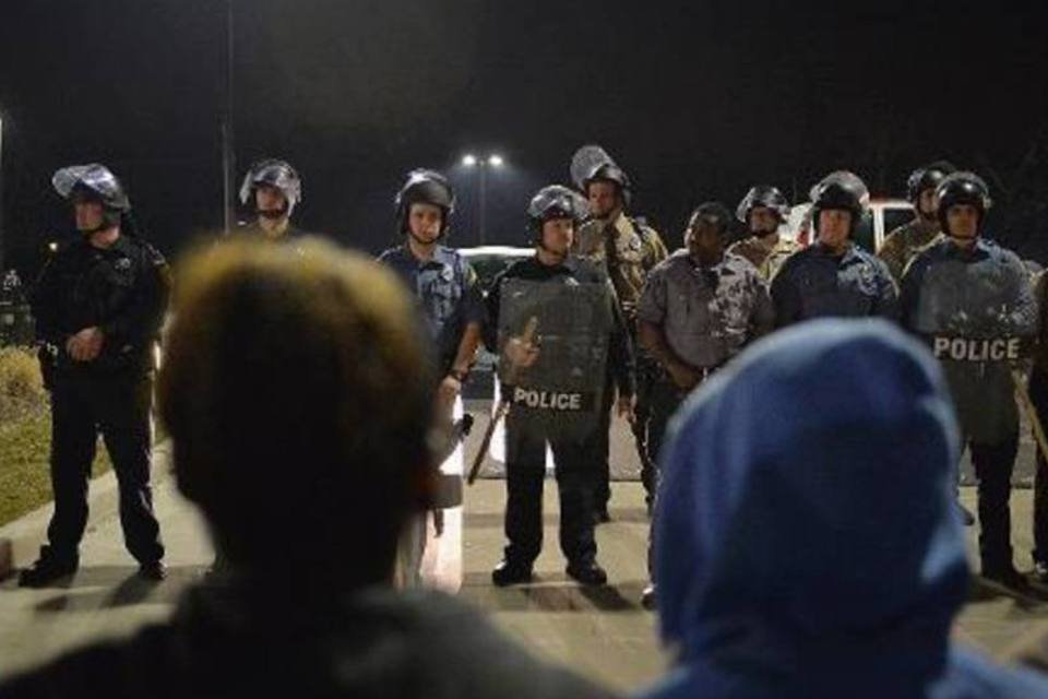 Policiais são baleados em Ferguson durante protesto
