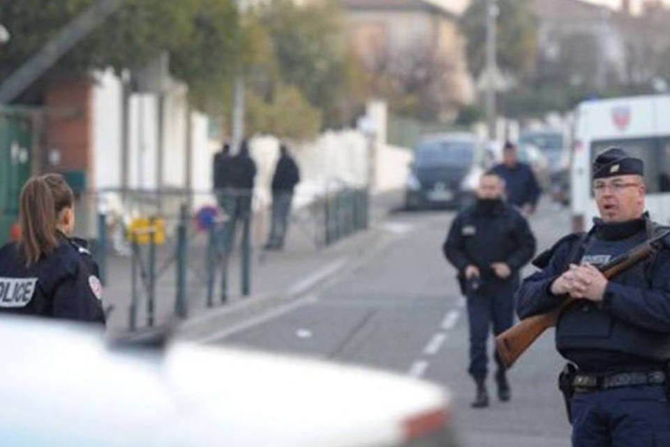 Polícia da França está à caça de assassino em país comovido