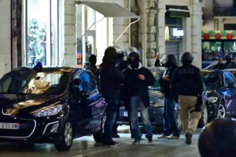 Polícia francesa é vista em frente a uma joalheira do centro de Montpellier, sul da França (Stringer/AFP)