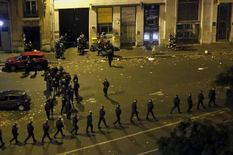 
	Policiais franceses em linha pr&oacute;ximos &agrave; casa de shows Bataclan: o jornal relatou que quatro armas
 (Christian Hartmann/Reuters)