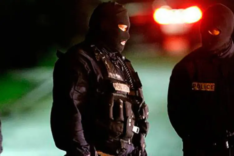 Polícia da França durante busca a suspeitos no nordeste de Paris (François Nascimbeni/AFP)