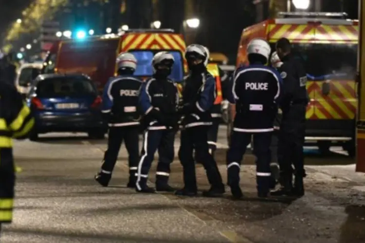 A polícia cerca o local do assalto, em Roubaix, França (PHILIPPE HUGUEN/AFP)