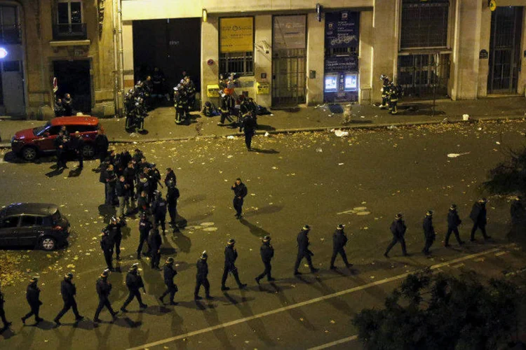 
	Policiais perto da casa de shows Bataclan: para ganhar tempo ao se ver rodeado de agentes, terrorista pediu para negociar
 (Christian Hartmann/Reuters)