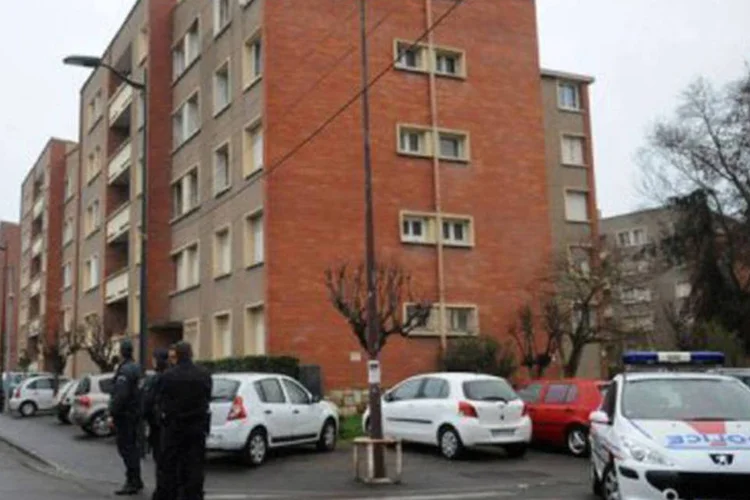 Polícia francesa cerca o apartamento do suspeito de matar sete pessoas em Toulouse nos últimos dias (Remy Gabalda/AFP)