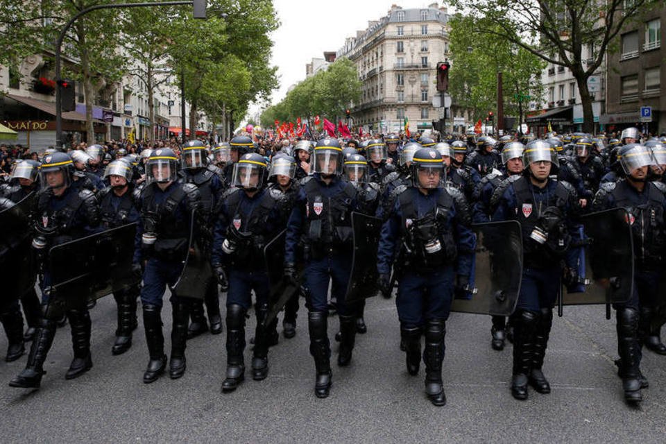 Manifestantes abrem fogo contra polícia perto de Paris