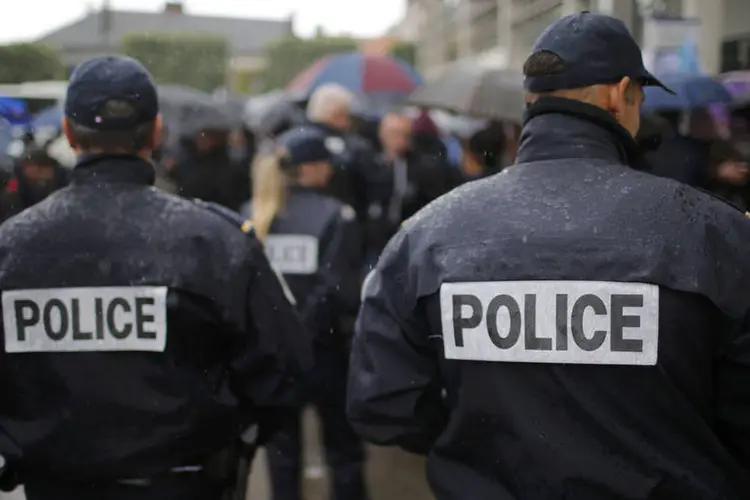 
	Pol&iacute;cia: os policiais, que receberam a gratid&atilde;o dos franceses ap&oacute;s os ataques de 2015, dizem que est&atilde;o &quot;cansados&quot; das tarefas impostas pelo estado de emerg&ecirc;ncia
 (Stephane Mahe / Reuters)