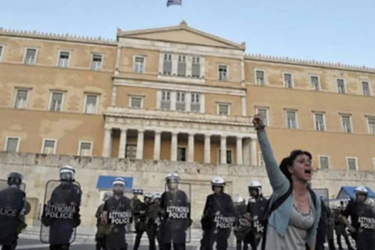 Polícia grega reprime manifestantes em frente ao Parlamento (.)
