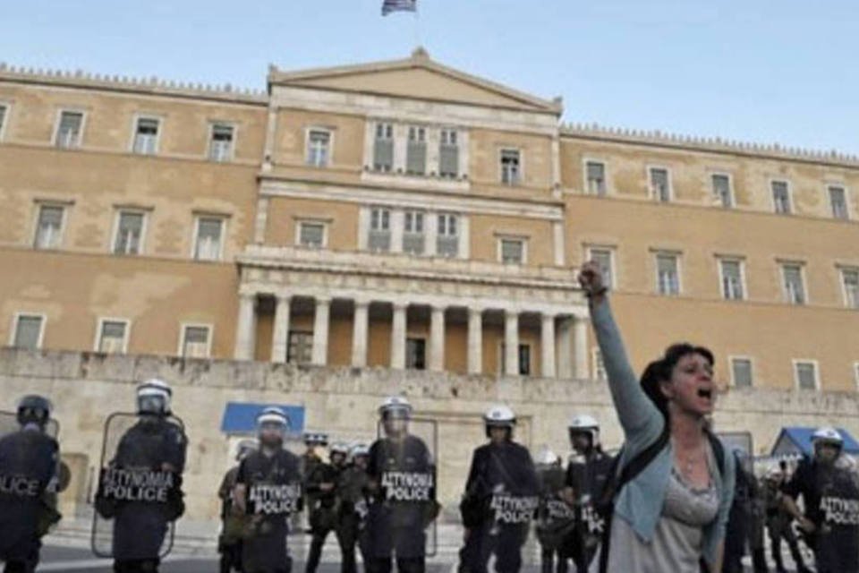 Polícia grega reprime protesto em frente ao Parlamento