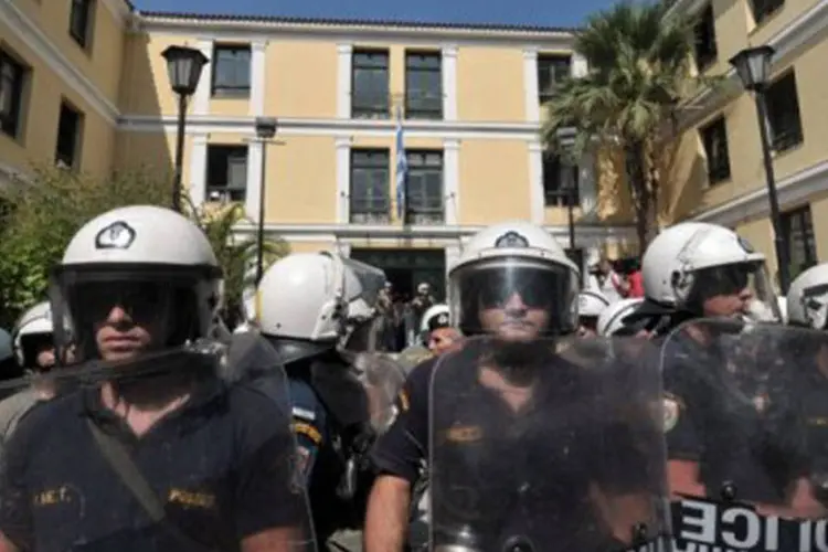 
	Policiais gregos: uma barreira impedir&aacute; a entrada de pedestres e um helic&oacute;ptero sobrevoar&aacute; o centro da cidade
 (Louisa Gouliamaki/AFP)