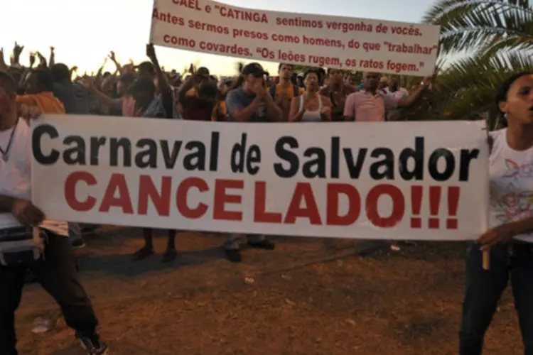 Manifestantes protestam sobre a continuidade da greve: o presidente da CNDL ressaltou que a greve pode ter efeitos negativos sobre o carnaval (Marcello Casal Jr/ABr)
