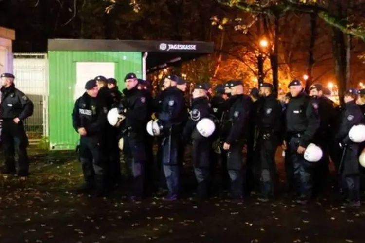 Polícia atua do lado de fora do estádio em Hanover após cancelamento de amistoso entre Alemanha e Holanda (Morris Mac Matzen/Reuters)