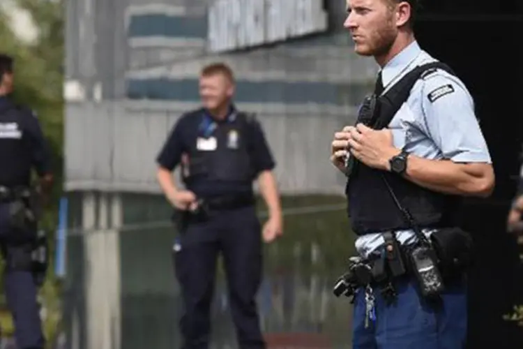 Policiais guardam entrada de hotel onde estão familiares das vítimas
 (JOHN THYS/AFP)
