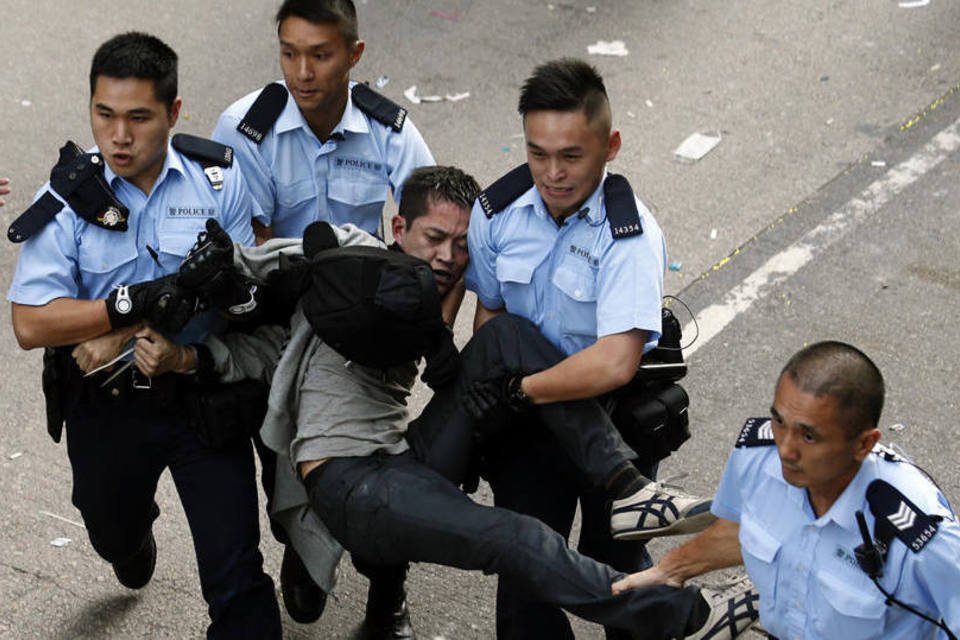 Polícia tira manifestantes de parte movimentada de Hong Kong