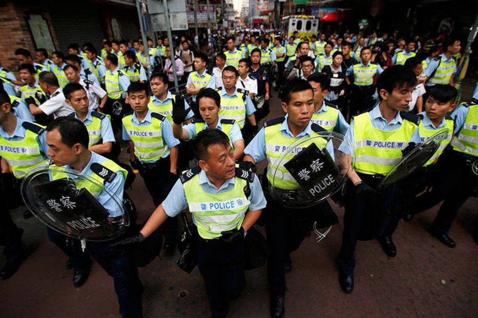 Polícia de Hong Kong remove acampamento de manifestantes