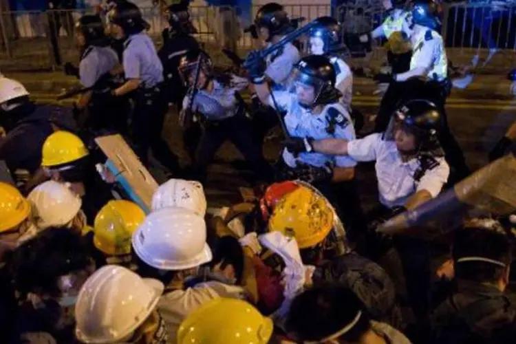 Polícia entra em confronto com manifestantes em Hong Kong (Dale de la Rey/AFP)